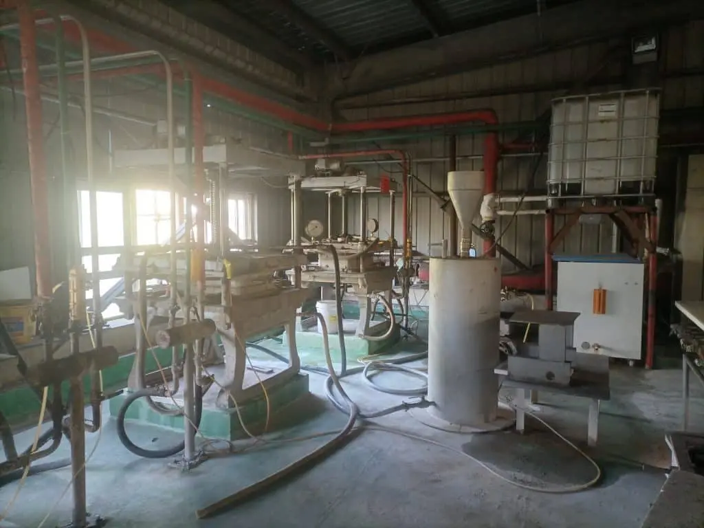 White mold feeding tank and molding machine
