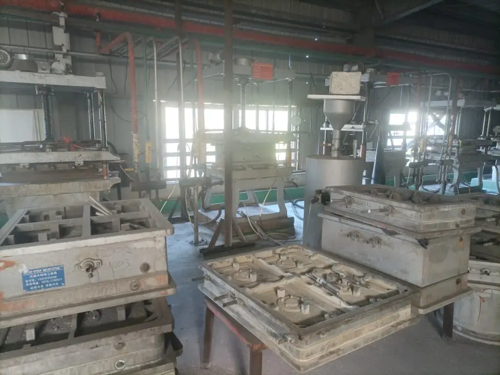 White mold forming machine and aluminum mold
